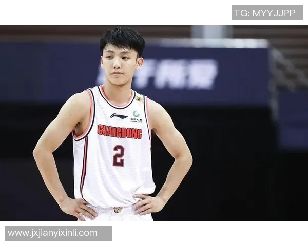 徐杰幽默回应搓澡防守称胡明轩肤色白皙是因为被我搓的 徐杰幽默回应搓澡防守称胡明轩肤色白皙是因为被我搓的