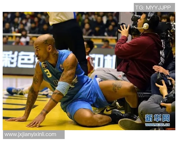 北京金隅与山东黄金的激烈对决谁能在篮球赛场上笑到最后